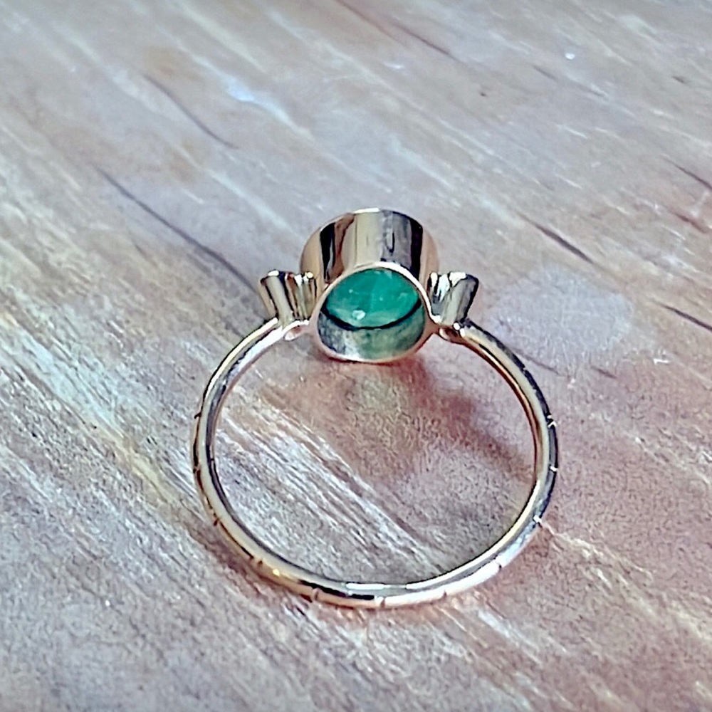 18KT Yellow Gold hallmarked oval Colombian emerald ring with two diamonds NEW - Picture 3 of 8